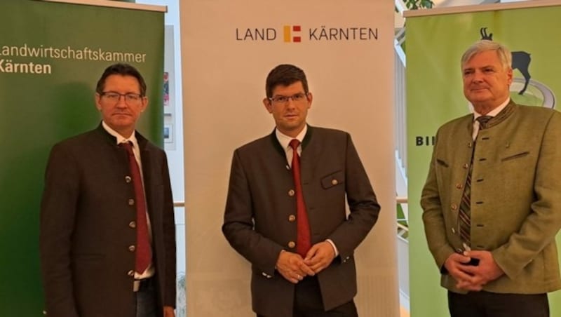 Landwirtschaftskammerpräsident Siegfried Huber, Landeshauptmann-Stellvertreter Martin Gruber und Landesjägermeister Walter Brunner wollen die Wolfspopulation und die Anzahl der Hybrid-Wölfe erheben und dann weitere Schritte setzen. (Bild: Christina Natascha Kogler)