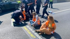 Im Gegensatz zu anderen Aktionen löste die Polizei die Blockade auf der Brennerautobahn rasch auf. (Bild: Liebl Daniel/zeitungsfoto.at)