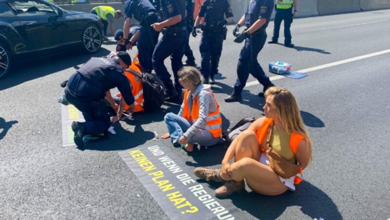 Die Polizei löste die Autobahnblockade auf. (Bild: Liebl Daniel/zeitungsfoto.at)