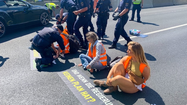 In contrast to other actions, the police quickly broke up the blockade on the Brenner highway. (Bild: Liebl Daniel/zeitungsfoto.at)