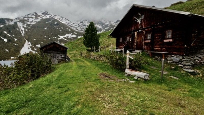 Viele urige Almhütten säumen die kurzweilige E-Mountainbike-Tour. (Bild: Toni Silberberger)