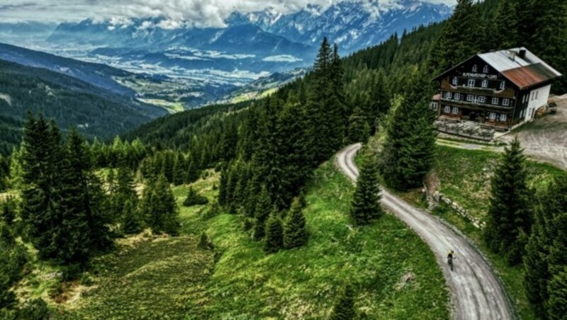 Das Alpengasthaus Loas mit Ladestation steht über dem Inntal. (Bild: Toni Silberberger)