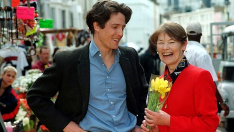 In ihrer Funktion als britische Ministerin besuchte Glenda Jackson den Schauspieler Hugh Grant am „Notting Hill“-Set. (Bild: APA/Fiona Hanson/PA via AP)