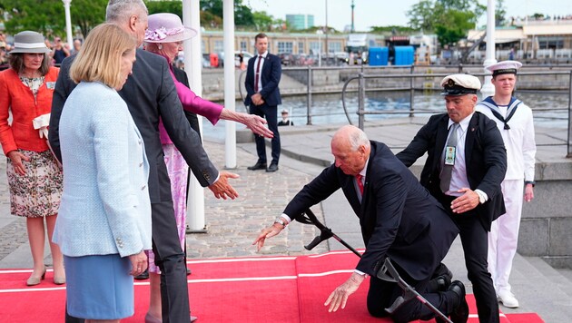 König Harald stürzt vor Königin Margrethe. (Bild: APA/AFP/Ritzau Scanpix/Mads Claus Rasmussen)