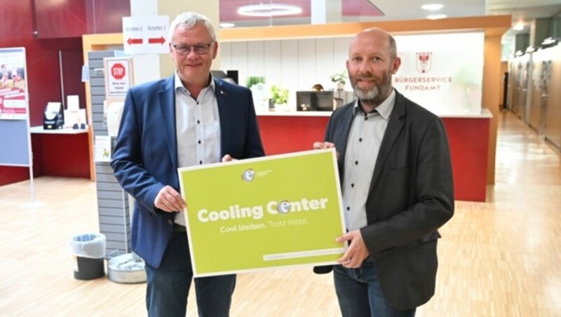 Bürgermeister Thomas Steiner und Forschung Burgenland Geschäftsführer Marcus Keding in der Bürgerservicestelle, dem zukünftigen „Cooling Center“. (Bild: Stadtgemeinde Eisenstadt)