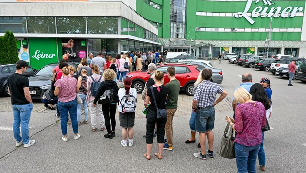 Vergangenen Samstag bildete sich vor Ladenöffnung eine lange Schlange vor dieser Leiner-Filiale in Linz. Abverkauf! (Bild: Dostal Harald)