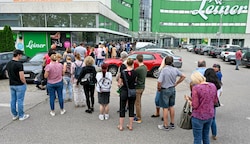 Vergangenen Samstag bildete sich vor Ladenöffnung eine lange Schlange vor dieser Leiner-Filiale in Linz. Abverkauf! (Bild: Dostal Harald)