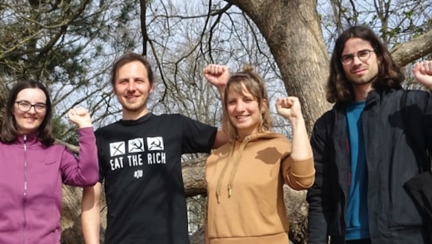 Lena Zachmann (2. v rechts) ist seit Donnerstag die erste kommunistische ÖH-Vorsitzende. Ihr Team unterstützte sie im Wahlkampf. (Bild: zvg)