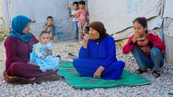 Eine syrische Familie sitzt vor ihrem Zelt in einem Flüchtlingslager in der Stadt Barelias im Libanon. (Bild: The Associated Press)