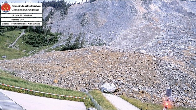 Die Felslawine rauschte mit großer Geschwindigkeit Richtung Tal. (Bild: Frühwarndienst Albula/Alvra)