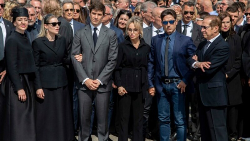 Berlusconis Familie beim Staatsbegräbnis: Die Töchter Eleonora und Barbara, Sohn Luigi, Tochter Marina, Sohn Pier Silvio und sein Bruder Paolo (Bild: LaPresse)