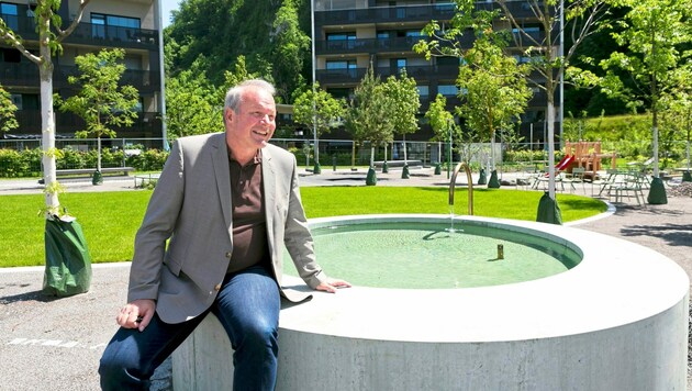 Christian Loacker vor dem neuen Park mit Spielplatz im Ortsteil Wieden (Bild: Mathis Fotografie)