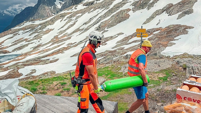 Auch Gas und Brennholz müssen zur Schutzhütte geflogen werden. 