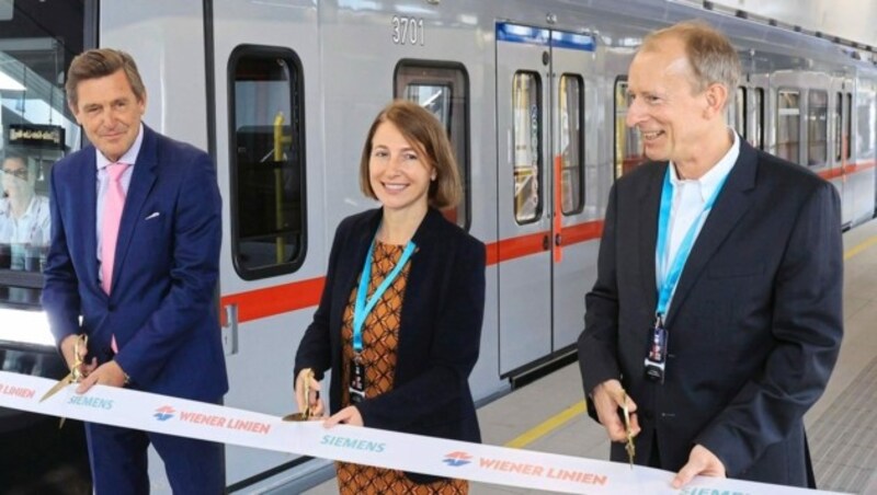 Stadtrat Peter Hanke, Gudrun Senk (Wiener Linien) und Albrecht Neumann (Siemens). (Bild: Zwefo)