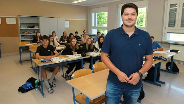 Michael Schellnegger (li.) unterrichtet seit mehr als einem Jahr als Quereinsteiger in der Mittelschule Fehring. (Bild: Christian Jauschowetz)