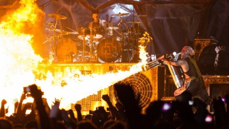 Rammstein wollen im Juli in Wien mit dem Feuer spielen. (Bild: Wikimedia Commons/Kreepin Deth/CC BY-SA 4.0)