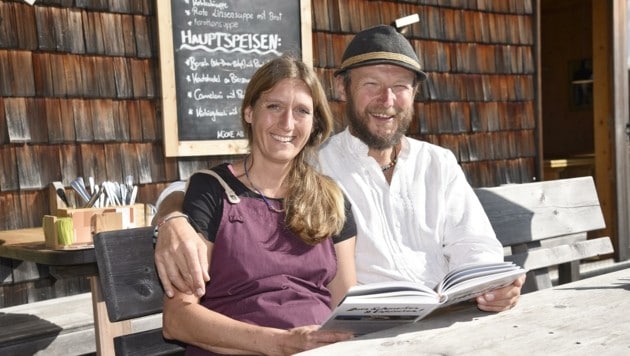 Los dos jefes de cabaña, Evelyn Matejka y Tom Burger, dirigen la cabaña vegana en Zederhaus.  (Imagen: Holitzky Roland)