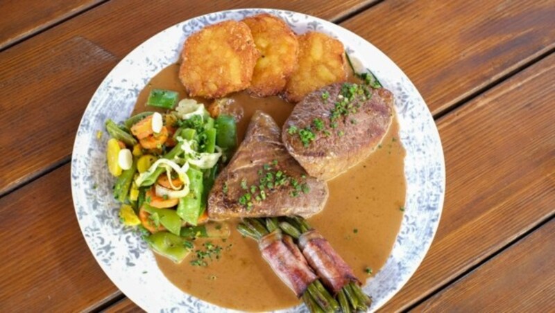 Anfang jedes Monats stehen auch saftige Straußen-Steaks auf der Speisekarte (Bild: Einöder Horst)