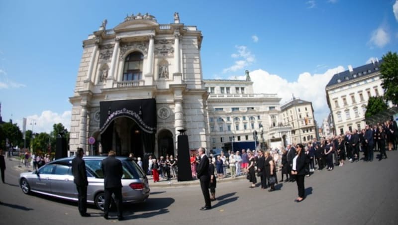 Trauerzug um das Burgtheater nach der Trauerfeier für Peter Simonischek (Bild: APA/EVA MANHART)