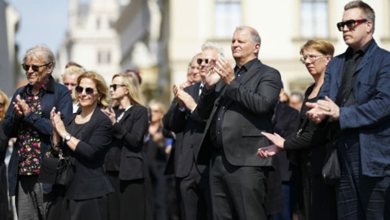 Das Ensemble des Burgtheaters applaudiert Simonischek ein letztes Mal. (Bild: APA/EVA MANHART)