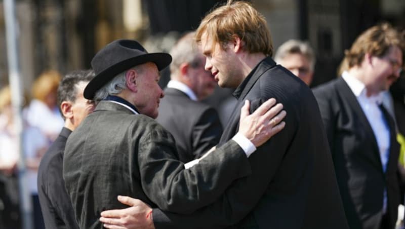 Klaus Maria Brandauer kondoliert Kaspar Simonischek nach der Trauerfeier. (Bild: APA/EVA MANHART)