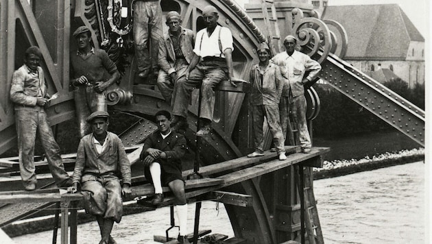 Historisch: Arbeiter 1902/03 beim Bau der Länderbrücke über die Salzach (Bild: Stadtgemeinde Oberndorf / Archiv Foto Schröck)