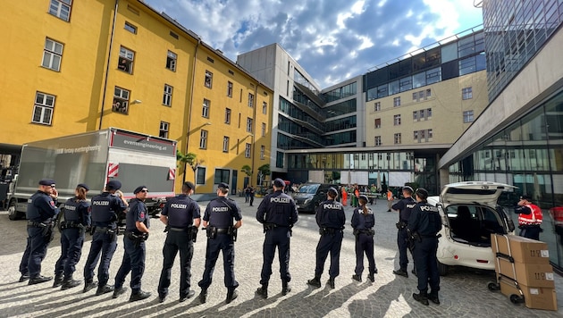 Nach dem Vordringen von Klimaaktivisten zu einer Veranstaltung von LR Zumtobel riegelte die Polizei das Landhaus ab. (Bild: Liebl Daniel)