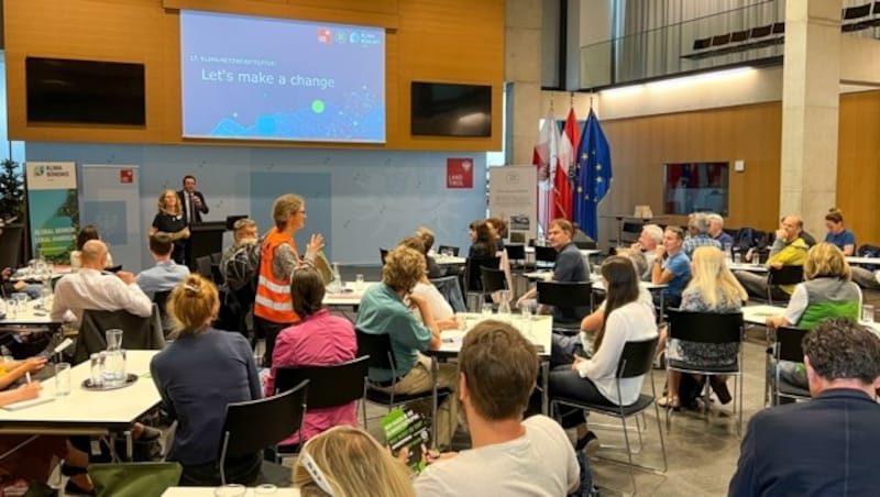 Akkreditierte Klimaaktivisten crashten eine Veranstaltung von Verkehrslandesrat Rene Zumtobel im Landhaus. (Bild: Liebl Daniel)