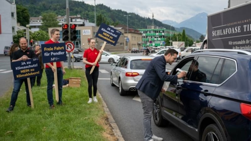 Die Junge VP führte an neuralgischen Punkten in Innsbruck am Freitag eine angemleldete Gegendemo durch. (Bild: Liebl Daniel)