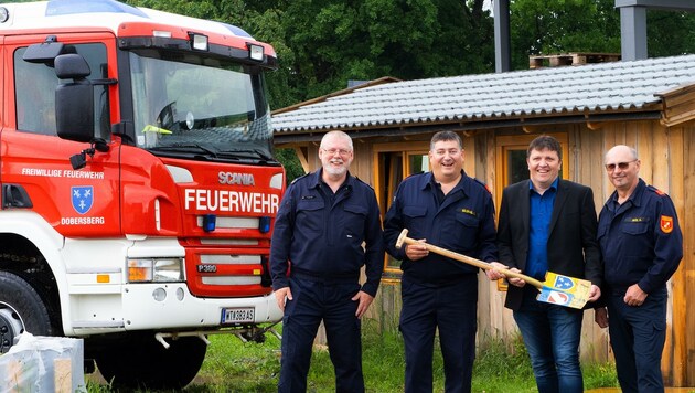 Spatenstich mit Feuerwehrkommandant Kurt Goldnagl und Bürgermeister Martin Kößner für das neue Einsatzgebäude in Dobersberg im Bezirk Waidhofen an der Thaya. (Bild: Klaus Schindler)