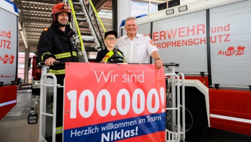 „Wir sind 100.000!“ Die Freude bei der Feuerwehr ist groß. (Bild: Molnar Attila)