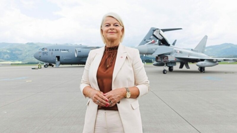 Verteidigungsministerin Klaudia Tanner in Zeltweg bei einem Besuch der US Air Force (Bild: Erwin Scheriau)