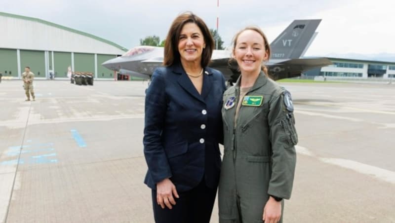 US-Botschafterin Victoria Reggie Kennedy mit Pilotin Kelsey Flannery. (Bild: Erwin Scheriau / KRONE)