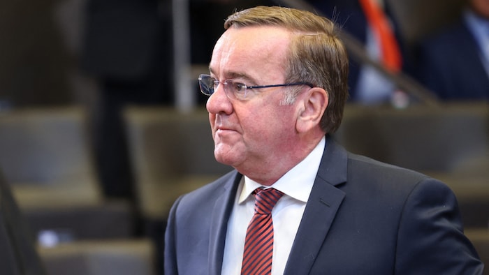 Der deutsche Verteidigungsminister sieht sich mit einem möglicherweise brisanten Leck konfrontiert - hochrangige Offiziere sollen abgehört worden sein.  