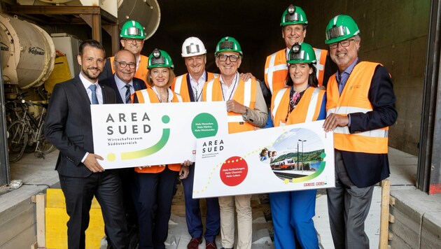 Stellten am Freitag in Groß St. Florian die neue Marke „Area Süd“ vor (v.l.): Kärntner Landesrat Sebastian Schuschnig, WKO-Regionalstellenobmann Deutschlandsberg Manfred Kainz, WK Kärnten-Direktor Meinrad Höfferer, EU-Abgeordnete Simone Schmiedbauer, WK Kärnten-Präsident Jürgen Mandl, WKO Steiermark-Präsident Josef Herk, WK-Bezirksstellenobmann Wolfsberg Gerhard Oswald, EU-Abgeordnete Barbara Thaler und WKO Steiermark-Direktor Karl-Heinz Dernoscheg. (Bild: Verena Kaiser)