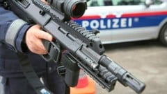 Ein Sturmgewehr wie dieses versteckte der Polizist in seiner Garage. (Bild: Evelyn HronekKamerawerk)