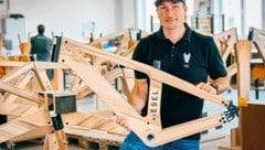 My-Esel-Konstrukteur Heinz Mayrhofer mit einem von ihm entwickelten Holz-Fahrradrahmen. (Bild: Wallner Hannes)