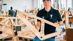 My-Esel-Konstrukteur Heinz Mayrhofer mit einem von ihm entwickelten Holz-Fahrradrahmen. (Bild: Wallner Hannes)