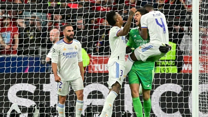 David Alaba und Thibaut Courtois jubeln im Real-Dress.
