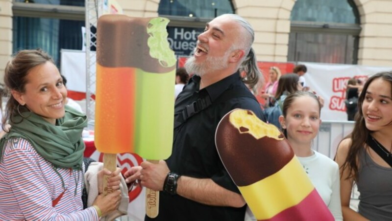 Georgij Makazaria (Ex-Russkaja, Willkommen Österreich Showband) freut sich mit seiner Familie über Sommer, Sonne, Eis und tolle Livemusik. (Bild: © Conny de Beauclair)