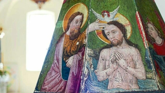 Der Taufsteinaufsatz in Sternberg zeigt die Taufe Jesu. (Bild: Pressestelle der Diözese/ Assam)