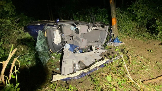 Das Auto musste im Waldstück komplett aufgeschnitten werden. (Bild: FF Amstetten)