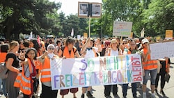 Tausende Freizeitpädagogen und ihre Unterstützer versammelten sich am Karlsplatz. (Bild: Gerhard Bartel)