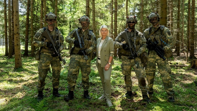 Defense Minister Tanner is happy to show off her skills with the troops. (Bild: Attila Molnar)