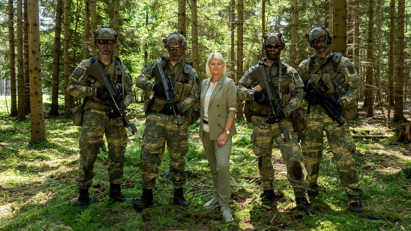 Defense Minister Tanner is happy to show off her skills with the troops. (Bild: Attila Molnar)