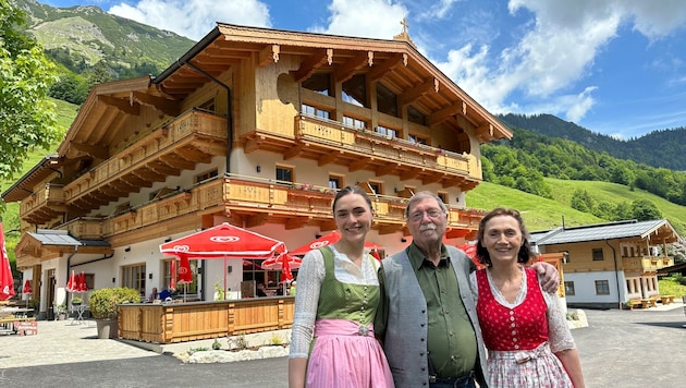 Hoffnung nach düsteren Zeiten: Johanna mit ihren Eltern Fritz und Marianne Dornauer vor Haupthaus und Almgebäude (Bild: ZOOM.TIROL)