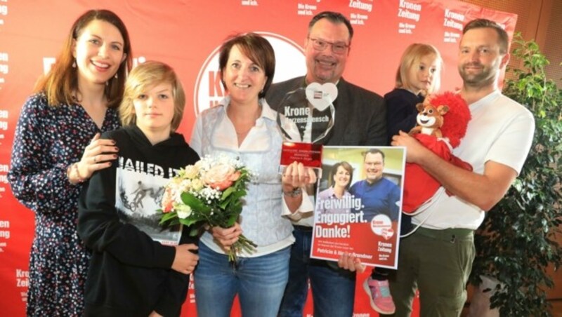 Patricia und Jürgen Brandner gaben ihren im Vorjahr bei der „Herzensmensch“-Gala erhaltenen Gutschein an eine Familie weiter, die bei einem Unwetter alles verloren hat. (Bild: Rojsek-Wiedergut Uta)