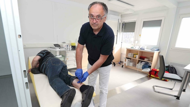 Univ.-Prof. Dr. Franz Pusch macht zwei bis dreimal im Monat Dienst in der Akutordination. (Bild: Judt Reinhard)