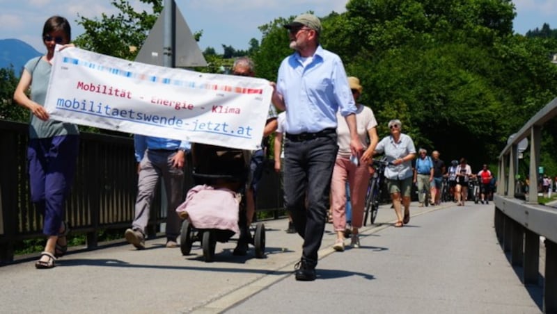 Rund 70 Tunnelspinnen-Gegner nahmen am Protestmarsch teil. (Bild: Initiatoren #stoppTunnelspinne)