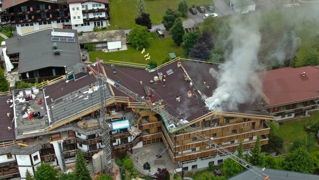 Am Samstag brach ein Brand am Dachstuhl eines leerstehenden Hauses in Seefeld aus. (Bild: Zeitungsfoto.at/Team)